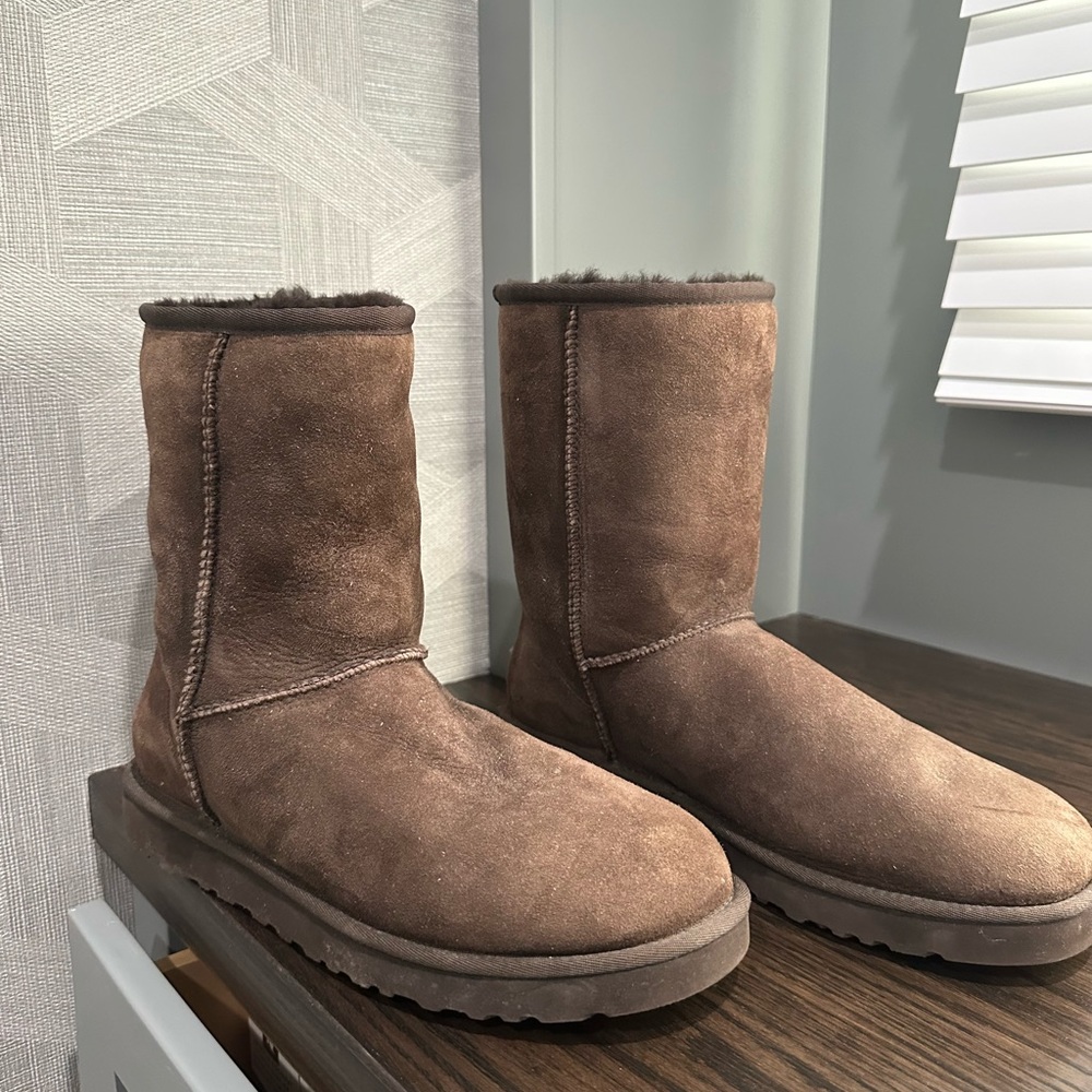 Ugg chocolate brown classic short. Men’s size 9. woman 7.5